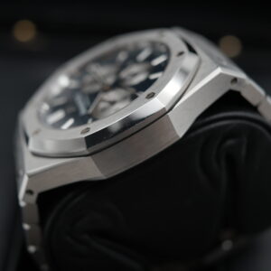 Audemars Piguet Blue Dial Oak Chrono view 4
