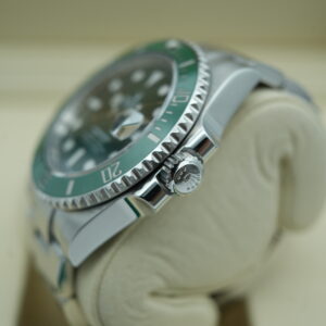 Rolex 116610LV Submariner “Hulk” view 5